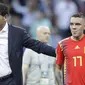Pelatih Spanyol, Fernando Hierro memberikan semangat kepada Sergio Busquets (kiri) dan Iago Aspas usai kalah dari Rusia pada laga 16 besar Piala Dunia 2018 di Luzhniki Stadium, Moskow, Rusia, (1/7/2018). Spanyol kalah 3-4. (AP/Matthias Schrader)