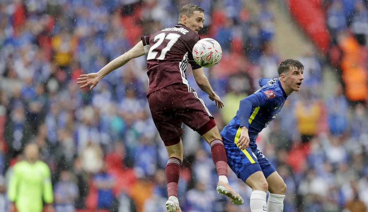 Pemain Leicester City, Timothy Castagne, duel udara dengan pemain Chelsea, Mason Mount, pada laga final Piala FA di Stadion Wembley, Sabtu (15/5/2021). The Foxes menang dengan skor 1-0. (AP/Kirsty Wigglesworth, Pool)