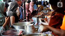 Pasar Takjil Benhil ramai dikunjungi masyarakat selama bulan Ramadhan untuk mencari aneka takjil berbuka puasa. (Liputan6.com/Angga Yuniar)