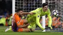 Duel antara Sergio Aguero (kiri) dan kiper Chelsea, Thibaut Courtois pada lanjutan Premier League di Stamford Bridge stadium (5/4/2017). Chelsea menang 2-1. (AP/Alastair Grant)