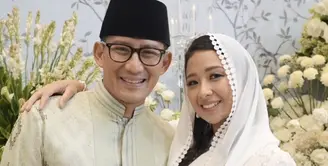 Sementara itu, Sandiaga Uno tampil dengan baju koko warna hijau dipadukan sarung hitam. Lengkap mengenakan pecinnya.&nbsp;[@nurasiauno]