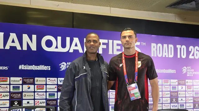Pelatih timnas Indonesia Patrick Kluivert bersama kiper Emil Audero Mulyadi