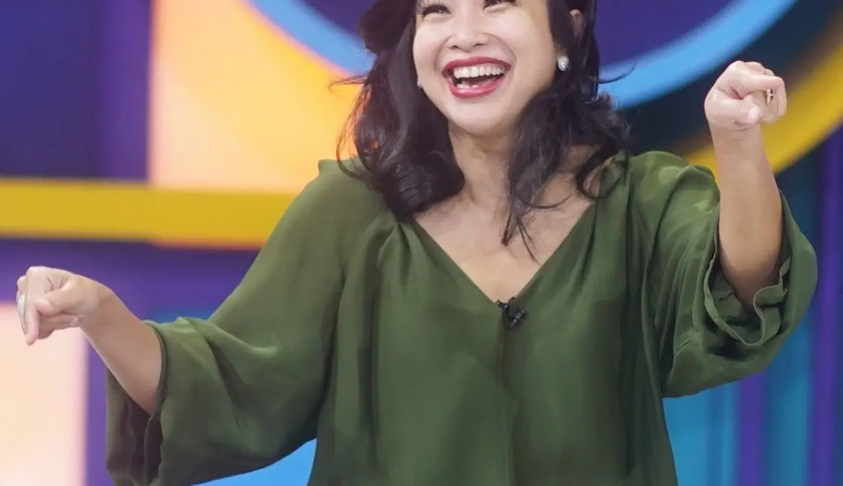 “I remind myself to remind my self of all the things that make me feel so blessed (saya mengingatkan diri sendiri agar diri ini ingat hal-hal yang membuat saya merasa terberkati),” cuit Feni Rose bersama foto ini. Tampaknya menghitung berkat Sang Khalik yang hadir di hidupnya menjadi kunci Feni Rose untuk terus bersyukur, terlepas dari sejumlah peristiwa pahit yang menimpa hidupnya. (Foto: Dok. Instagram @fenirose)