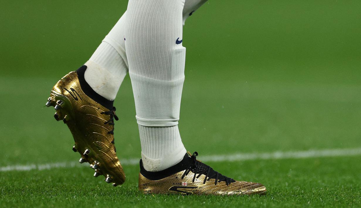 Sepatu edisi pemain Inggris, Harry Kane saat laga UEFA Nations League 2024 antara Inggris melawan Finlandia di Satdion Wembley, London, Rabu (11/09/2024) WIB. (AFP/Justin Tallis)