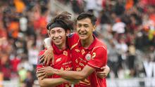 Selebrasi Arlyansyah Abdulmanan (kiri) bersama Dony Tri Pamungkas (kanan) usai berhasil mencetak gol ke gawang Persijap Jepara pada pekan ke-16 BRI Super League 2025/2026 di Stadion Utama Gelora Bung Karno (SUGBK), Jakarta Pusat, Sabtu (3/1/2026) sore WIB. (Bola.com/Abdul Aziz)