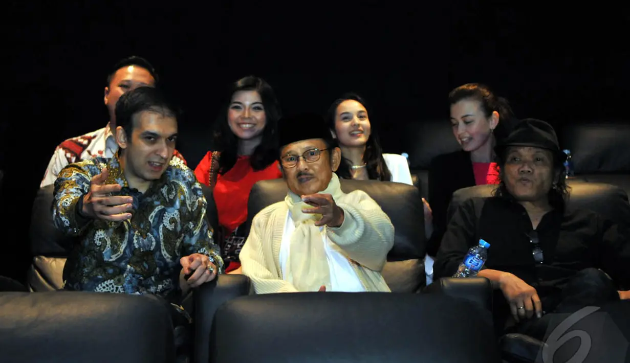 Petinggi MD Entertainment, Manoj Punjabi (kiri) saat berbincang dengan BJ Habibie, di acara nonton bareng film "Merry Riana: Mimpi Sejuta Dolar", Jakarta, Jumat (26/12/2014). (Liputan6.com/Panji Diksana)