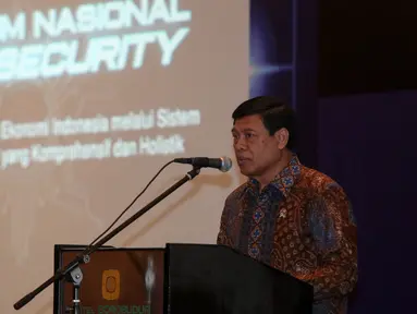 Menteri Koordinator bidang Politik, Hukum dan Keamanan, Tedjo Edhy Purdijatno membuka acara Simposium Nasional Cybersecurity (SNCS) menggantikan Presiden Joko Widodo yang berhalangan hadir, Jakarta, Rabu (3/6/2015). (Liputan6.com/Faizal Fanani)
