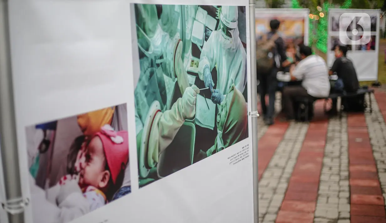 Pameran karya foto jurnalistik dari para pewarta foto di kawasan Thamrin 10, Jakarta, Jumat (4/12/2020). Sebanyak 133 karya dipilih berdasarkan kriteria dari dewan juri dalam mengikuti ajang pameran "Rekam Jakarta" sepanjang tahun 2019-2020 yang didera Pandemi Covid-19. (Liputan6.com/Faizal Fanani)