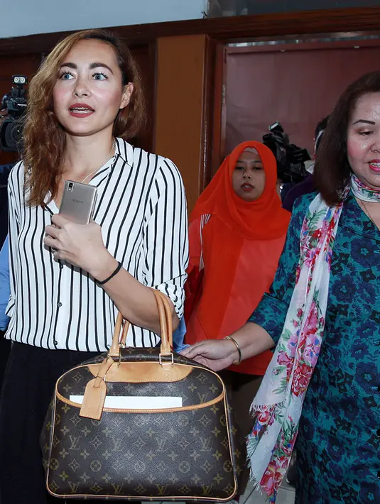 "Alasannya mimpi dan visi misi ke depan tidak sama, daripada gak cocok terus-terusan, nanti ribut terus-terusan, kasihan anak-anak ya, gak sehat juga," kata Dewi Rezer di Pengadilan Negeri Jakarta Selatan, Ampera, Jakarta. (Deki Prayoga/Bintang.com)