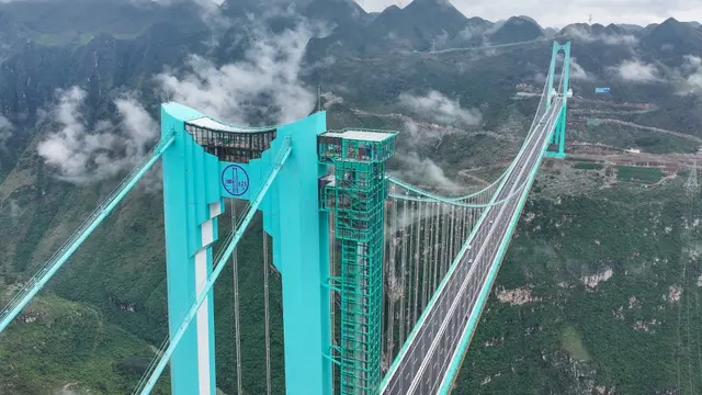 Jembatan Tertinggi di Dunia Beroperasi di China, Perjalanan 2 Jam Jadi Hanya 2 Menit