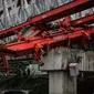 Kondisi crane pengerjaan proyek double-double track kereta api di Jatinegara yang ambruk, Jakarta, Minggu (4/2). Kejadian tersebut menyebabkan empat orang tewas. (Liputan6.com/Faizal Fanani)