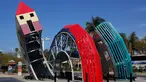 Halte bus yang berbentuk rumah ular ini dirancang oleh Dennis Oppenheim. Halte ini disebut sebagai simbol metamorfosis bus menjadi rumah. Tujuannya untuk mengingatkan penumpang agar segera pulang. (www.flickr.com)