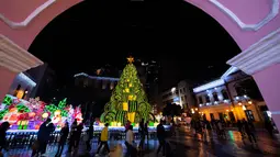 Pohon dan dekorasi Natal menghiasi Largo Do Senado di Makau, China, 22 Desember 2020. Largo do Senado atau Senado Square merupakan area perbelanjaan yang terkenal di Makau. (Xinhua/Cheong Kam Ka)