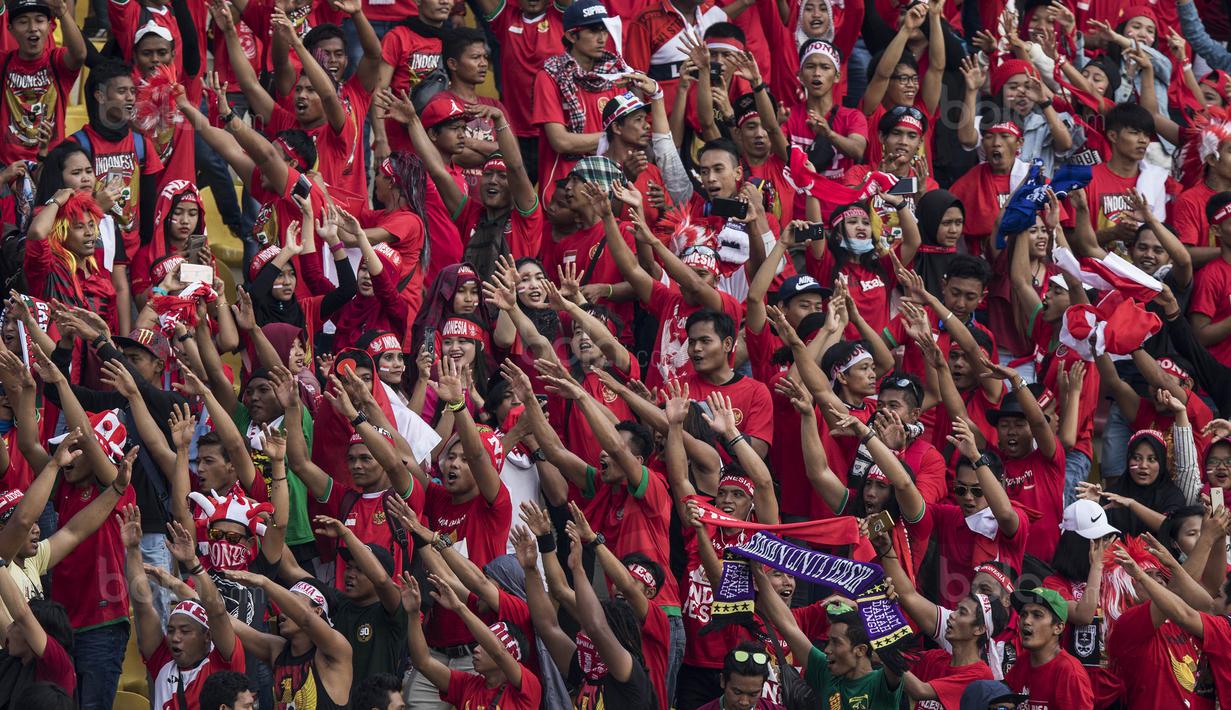 Suporter bernyanyi mendukung Timnas Indonesia yang tampil melawan Timor Leste pada laga SEA Games di Stadion MPS, Selangor, Minggu (20/8/2017). Indonesia menang 1-0 atas Timor Leste. (Bola.com/Vitalis Yogi Trisna)
