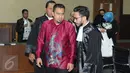Kakak Saipul Jamil, Samsul Hidayatullah berdiskusi dengan kuasa hukum usai pembacaan vonis di Pengadilan Tipikor Jakarta, Senin (21/11). Majelis Hakim menjatuhkan vonis 2 tahun pidana penjara terhadap Samsul Hidayatullah. (Liputan6.co/Helmi Afandi)