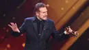 Aktor AS Liam Neeson memberi ucapan saat menerima penghargaan dalam acara Golden Camera di Hamburg, Jerman (22/2). Liam Neeson menerima penghargaan atas karirnya di dunia perfilman. (Christian Charisius / POOL / AFP)