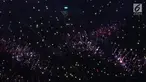 Ribuan penonton menyalakan flash ligt di ponselnya masing-masing saat malam penutupan Asian Games 2018 di Stadion GBK, Jakarta, Minggu (9/2). Hal ini menjadi unik dan menambah syahdu malam penutupan Asian Games 2018. (Liputan6.com/Helmi Fithriansyah)