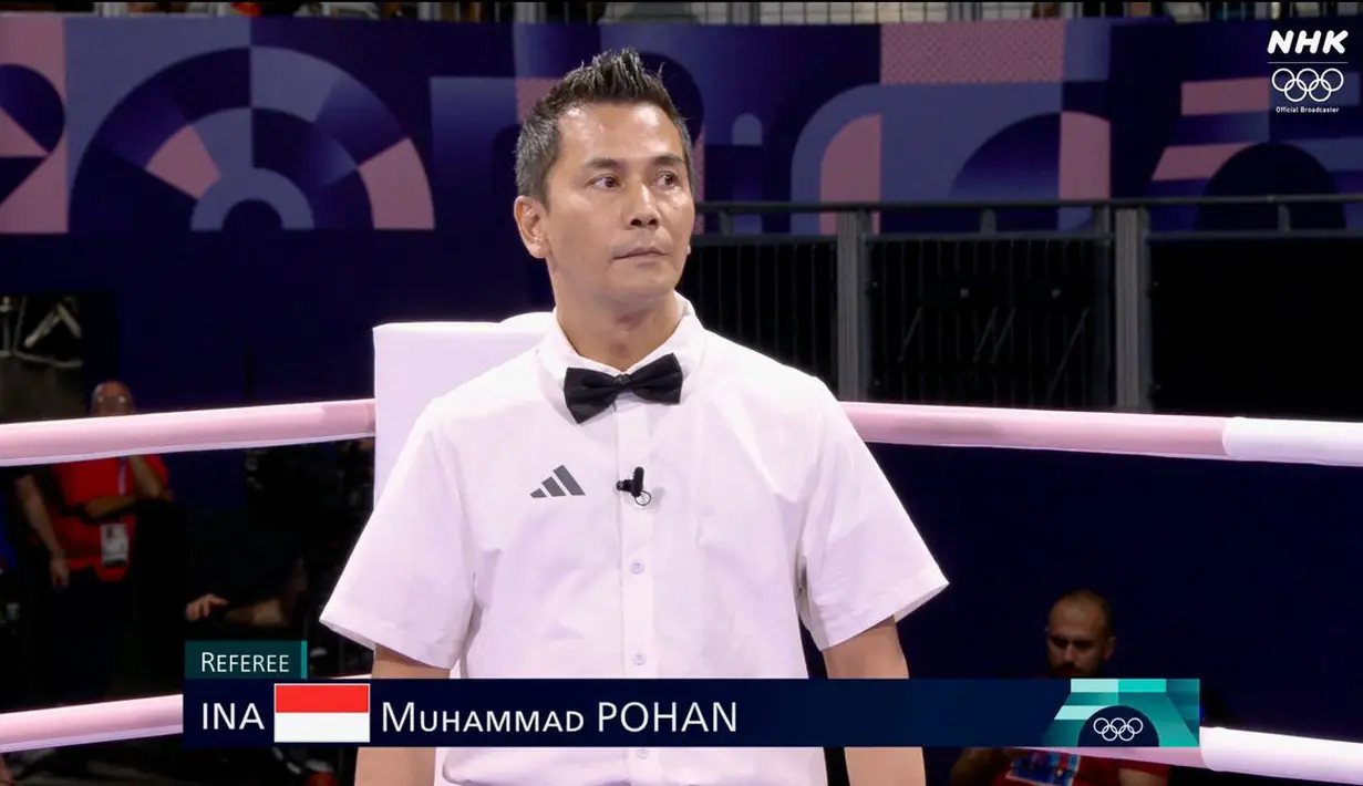Wasit Indonesia, Muhammad Arisa Putra Pohan saat memimpin pertandingan semifinal tinju Olimpiade Paris 2024 di North Paris Arena, Villepinte, Prancis, Jumat (02/08/2024). (Dok. NOC Indonesia)