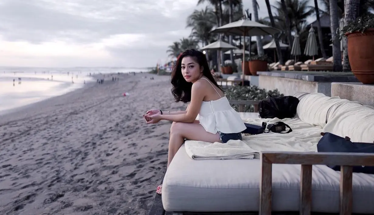 Nikita Willy tampak menikmati keindahan pantai di Bali. (foto: instagram.com/nikitawillyofficial94)