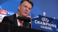 Manajer Manchester United, Louis van Gaal, pesimistis timnya bakal meraih trofi juara Liga Champions musim ini. (AFP/Oli Scarff)