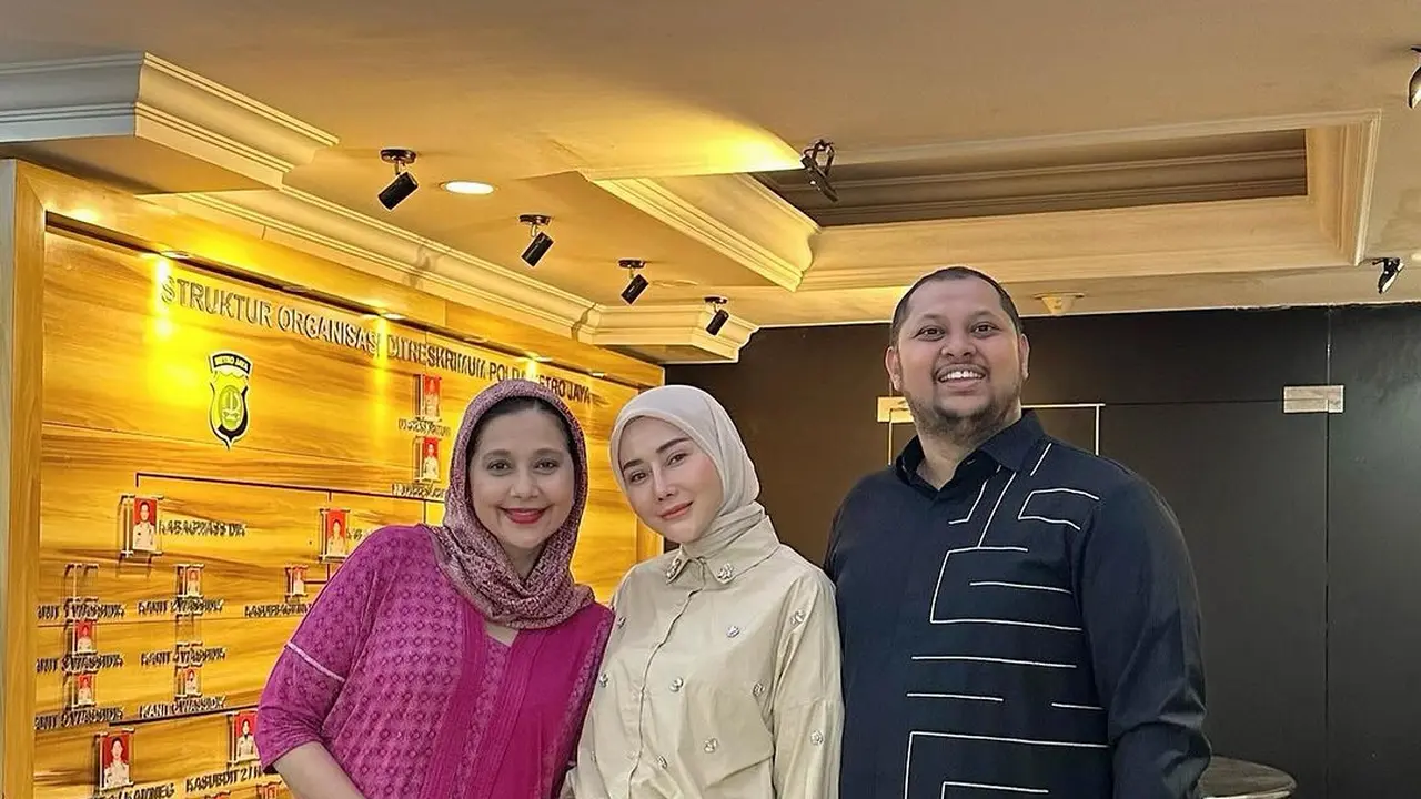 Potret Marrisya Icha didampingi kuasa hukum dan Ayu Azhari mencabut laporannya terhadap Medina Zein (Sumber: Instagram/@ayukhadijahazhari)