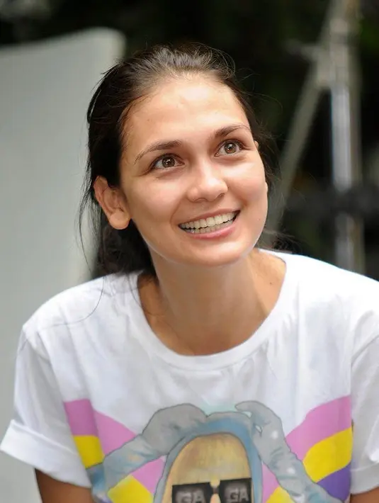 Luna Maya tampil apa adanya dengan wajah tanpa makeup namun tetap glowing. Ia mengikat rambutnya ke belakang dan cukup dengan t shirt putihnya. [Dok. Kapanlagi.com]