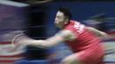 Lin Dan mencoba mengembalikan permainan net yang dikembangkan oleh Chou Tien Chen pada babak kedua Indonesia Open 2019. (Bola.com/Peksi Cahyo)