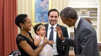 21 September 2015. Obama menyapa Alya Dorelien Bitar, putri dari Maher Bitar. (Via: dailymail.co.uk)