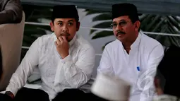 Ketua PWNU DKI Jakarta Tb Robby Budiansyah (kiri) saat peringatan maulid dan zikir di Jakarta, Kamis (19/2). Acara ini digelar sekitar 1000 jamaah Nahdlatul Ulama DKI untuk mendoakan umat dan negara. (Liputan6.com/Johan Tallo)