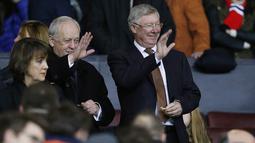 Mantan pelatih legendaris MU, Sir Alex Ferguson, turut menyaksikan big match antara MU melawan Chelsea di Stadion Old Trafford, Inggris. (Reuters/Phil Noble)