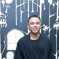 “Semua tato di tubuh saya ada artinya, karakter saya, dan keluarga saya. Kaya tato di tangan, ada tokoh wayang pandawa dan kurawa, saya tanya orang yang mengerti. Wayang ini punya karakter yang sama dengan saya." jelas Teza. (Galih W. Satria/Bintang.com)