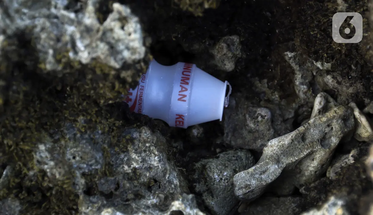 Sampah terlihat di antara karang Pantai Anyer, Kabupaten Serang, Banten, Sabtu (5/9/2020). Minimnya kesadaran wisatawan yang menyisakan sampah di antara karang Pantai Anyer menjadikan pemandangan kurang sedap dipandang mata. (Liputan6.com/Johan Tallo)