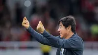 Pelatih Timnas Indonesia, Shin Tae-yong, saat duel versus Vietnam pada putaran kedua Kualifikasi Piala Dunia 2026 zona Asia di Stadion Utama Gelora Bung Karno, Jakarta, Kamis (21/3/2024). (Bola.com/Bagaskara Lazuardi)