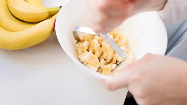 Cara Membuat Bolu Pisang yang Lembut dan Praktis Tanpa Oven - 1