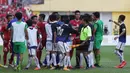 Para pemain timnas Indonesia terlibat pertikaian dengan pemain Kamboja di Stadion Shah Alam, Selangor, Kamis, (24/8/2017). Indonesia menang 2-0 atas Kamboja. (Bola.com/Vitalis Yogi Trisna)