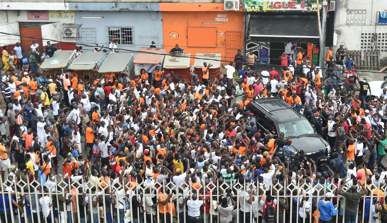 Pendukung Didier Drogba memadati lokasi pendaftaran pencalonan presiden federasi sepakbola Pantai Gading di Abidjan, Minggu (2/8/2020). Pria berusia 42 tahun itu akan bersaing dengan empat calon lainnya. (AFP/Sia Kambou)