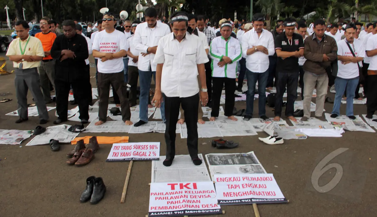 Massa yang tergabung dalam Aliansi TKI Menggugat melakukan unjuk rasa didepan Istana Merdeka, Jakarta,Selasa (7/4/2015). Massa juga menggelar salat bersama disela aksi unjuk rasa. (Liputan6.com/Helmi Afandi)