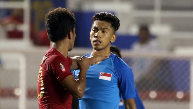 Striker Timnas Indonesia U-22, Osvaldo Haay, bersitegang dengan pemain Singapura U-22 pada laga SEA Games 2019 di Stadion Rizal Memorial, Manila, Kamis (28/11). Indonesia menang 2-0 atas Singapura. (Bola.com/M Iqbal Ichsan)