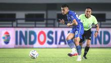 Pemain Persib Bandung, Rachmat Irianto menendang bola pada laga lanjutan pekan ke-3 BRI Liga 1 2023/2024 antara Persib Bandung melawan Dewa United FC di Stadion Gelora Bandung Lautan Api (GBLA), Bandung, Jumat (14/07/2023). (Bola.com/Bagaskara Lazuardi)