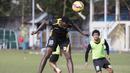 Penyerang Mitra Kukar, Guy Junior menyundul bola saat latihan jelang laga Piala Presiden melawan Bali United di Lapangan Samudra Kuta, Bali, Selasa (9/1/2015). (Bola.com/Vitalis Yogi Trisna)