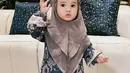 Sementara itu, Azura juga kenakan dress yang sama persis dengan sang kakak. Namun dengan ukuran yang lebih kecil [@attahalilintar]