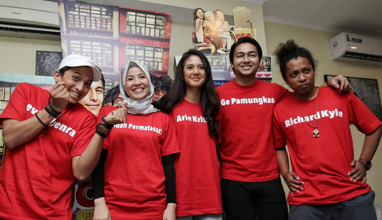 Film Jomblo Reboot menurut rencana akan ditayangkan pada Oktober 2017 mendatang. Selain Deva Mahenra dan tiga jomblo film ini juga dibintangi Aurelie Moeremans, dan Natasha Rizky. (Instagram/devamahenra)