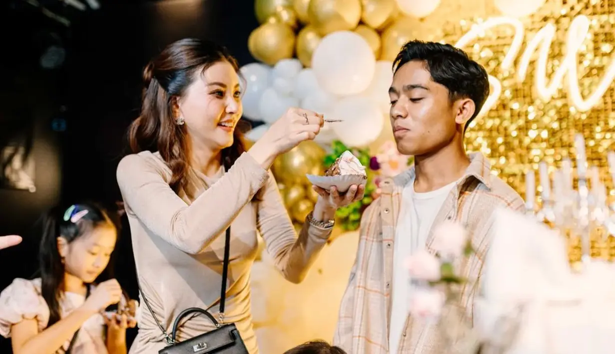 Meski simple, Sarwendah kenakan anting Chanel Rp10jutaan dan tas Hermes Mini Kelly Rp500jutaan [@theonsufamily]