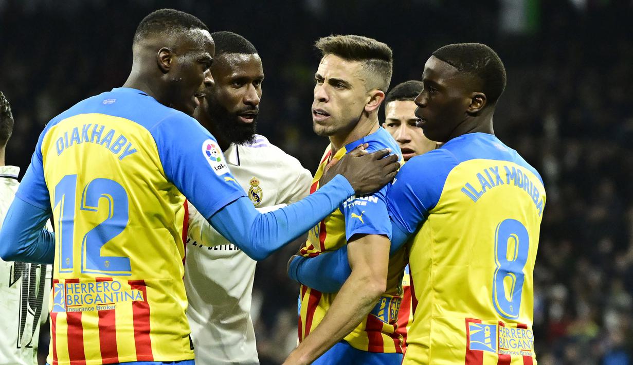 Sejumlah pemain berusaha menenangkan pemain Valencia, Gabriel Paulista saat melawan Real Madrid pada laga Liga Spanyol di Stadion Santiago Bernabeu, (2/2/2023). Los Blancos mampu menang 2-0 atas Valencia di Santiago Bernabeu. (AFP/Javier Soriano)