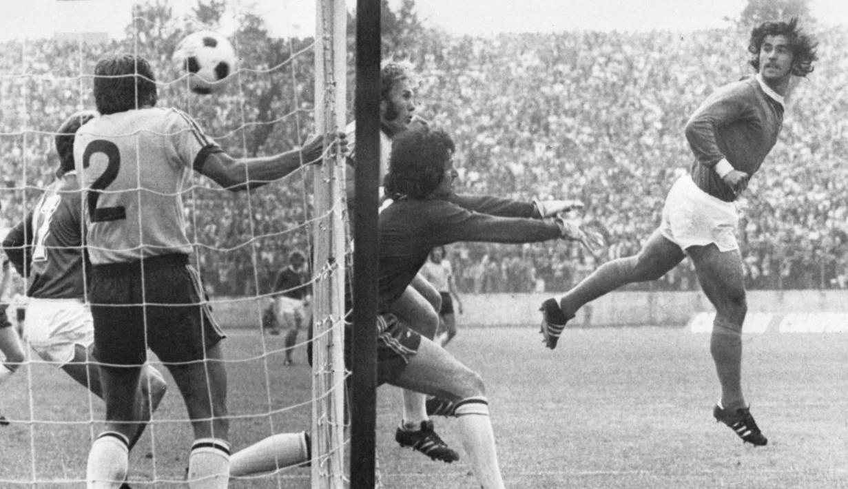 Muller juga membawa The Bavarians meraih empat gelar Bundesliga, menjadi pencetak gol terbanyak sepanjang masa di Bundesliga. (Foto: AFP)
