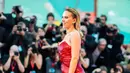 Scarlett Johansson berpose saat menghadiri pemutaran perdana film 'Marriage Story' di Venice Film Festival 2019, Italia, Kamis (29/8/2019). Bintang The Avengers itu memamerkan tato di punggungnya yang berbalut gaun merah berkilau. (Photo by Arthur Mola/Invision/AP)