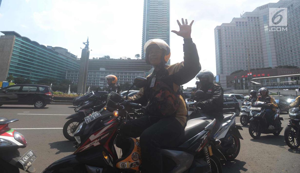 Pengemudi Uber melakukan konvoi perpisahan Bundaran HI, Jakarta, Sabtu (7/4). Setelah Uber di akuisisi oleh perusahaan Grab kini sebagaian besar driver berpindah ke Gojek. (Merdeka.com/Imam Buhori)