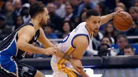 Guard Warriors, Stephen Curry (kanan) dikawal Pemain Magic (Reuters) 