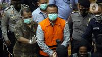 Menteri Kelautan dan Perikanan, Edhy Prabowo (tengah) digiring petugas usai rilis penetapan tersangka kasus dugaan suap penetapan calon eksportir benih lobster di Gedung KPK Jakarta, Kamis (26/11/2020). Sebelumnya, Edhy ditangkap KPK usai lawatan ke Amerika. (Liputan6.com/Helmi Fithriansyah)