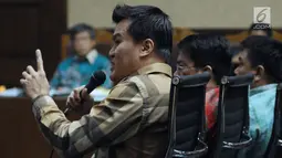 Terpidana korupsi e-KTP, Andi Agustinus alias Andi Narogong saat menjadi saksi pada sidang lanjutan dugaan korupsi pengadaan E-KTP dengan terdakwa Anang S Sudihardjo di Pengadlian Tipikor, Jakarta, Kamis (12/4). (Liputan6.com/Helmi Fithriansyah)